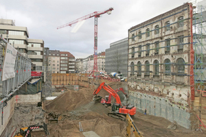  Zunächst musste die Bestandsfassade mit einem Stahlgerüst gesichert werden. Über horizontale Stahlträger und -riegel, die in den Fensteröffnungen eingespannt wurden, konnte das Gerüst fest mit der Wand verbunden werden, ohne diese zu beschädigen Fotos: so 