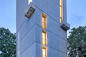  An dem Licht, das abends durch die bis zu 7,5 m hohen Fensterschlitze dringt, ist deutlich zu erkennen, dass der Beton-Kirchturm in Freiburg im Breisgau eine neue Nutzung bekommen hat Foto: Martin Baitinger / Focus 