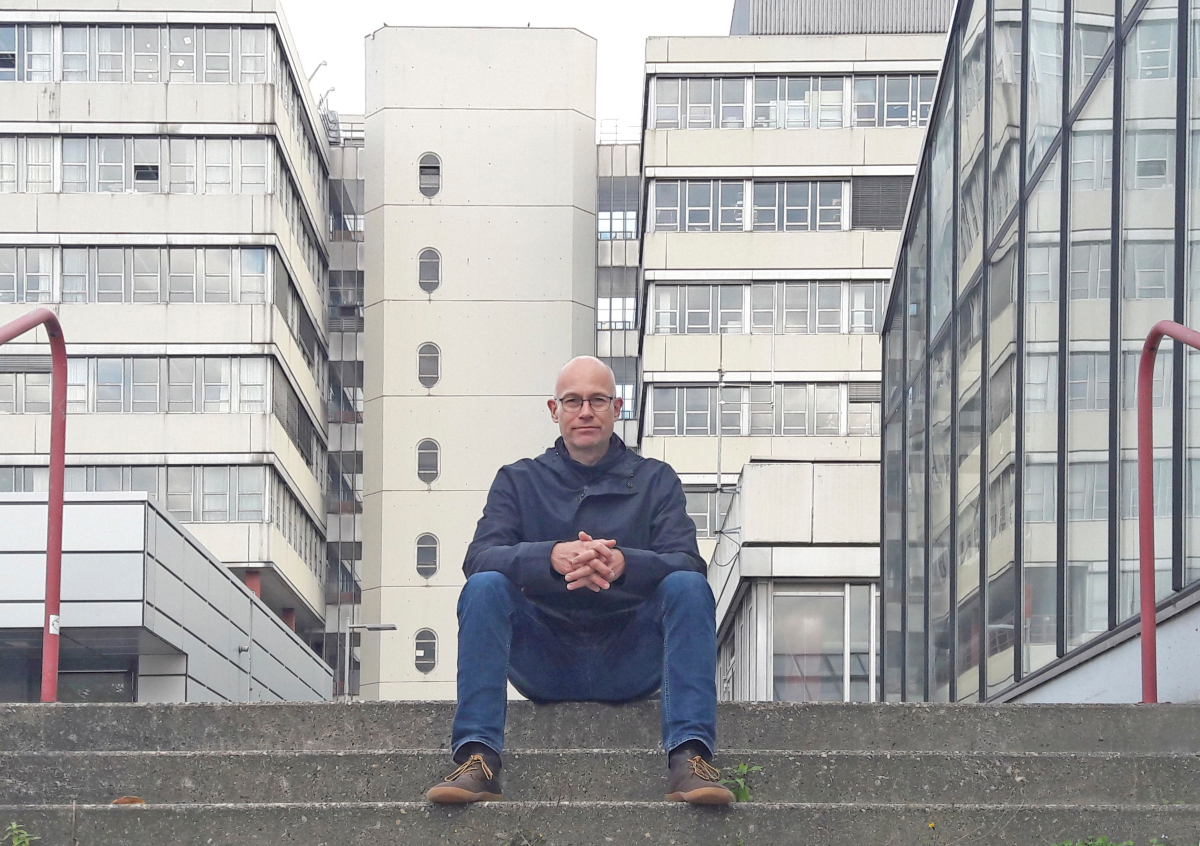 Thomas Wieckhorst, Chefredakteur der bauhandwerk, vor der Universität Bielefeld Foto: Gonni Engel Kontakt: 05241/801040, thomas.wieckhorst@bauverlag.de