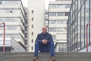  Thomas Wieckhorst, Chefredakteur der bauhandwerk, vor der Universität Bielefeld Foto: Gonni Engel Kontakt: 05241/801040, thomas.wieckhorst@bauverlag.de 