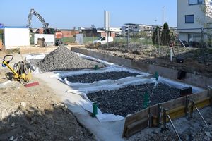  Als Dämmung brachten die Handwerker unter der Bodenplatte eine Schüttung aus Schaumglasschotter aus Fotos: Nils Nolting / Cityförster 