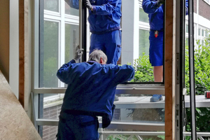  Die Aluminiumfenster bauten die Handwerker aus dem ehemaligen ?Haus der Jugend? aus 