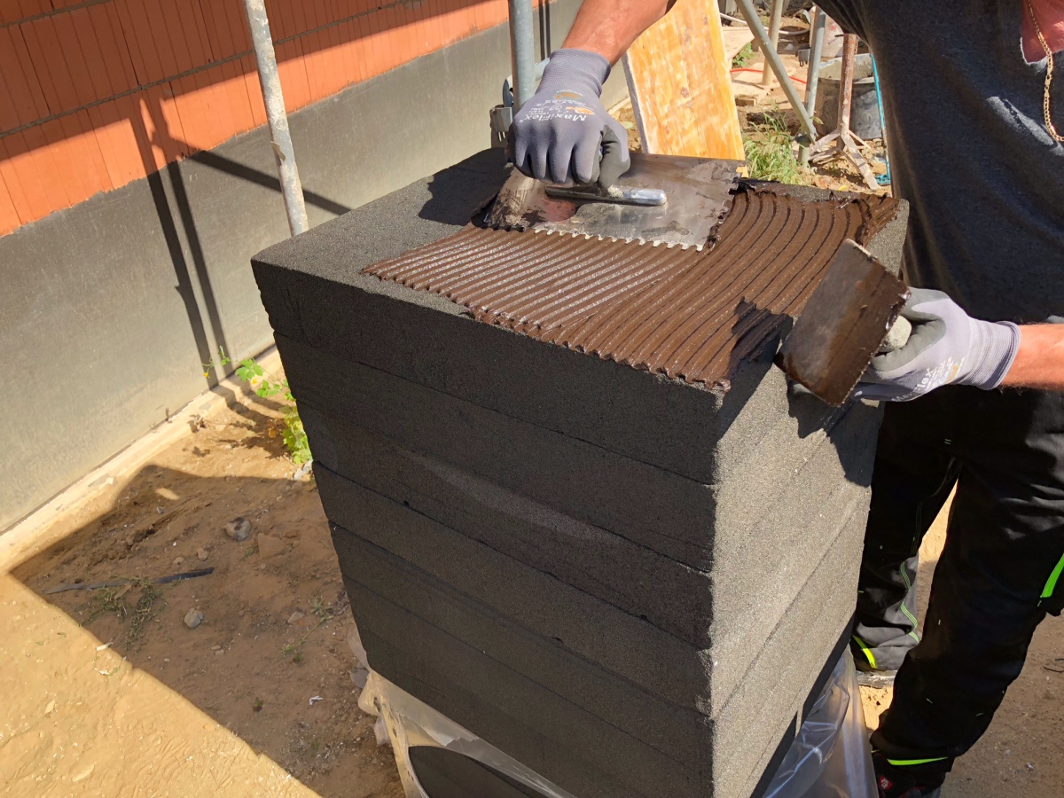 Nach der Grundierung wurden die "Foamglas"-Sockeldämmplatten vollflächig mit dem systemeigenen Spezialkleber an der Fassade verklebt Fotos: Saint-Gobain Weber