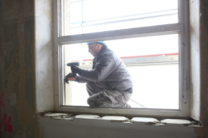   Verankerung der Fenster mit langen Spezialschrauben im Mauerwerk 