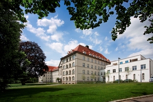  Das Safranberg-Ensemble in Ulm mit ehemaliger Klinik und zwei modernen Neubauten bildet ein neues innenstädtisches Wohnquartier mit hohem Wohnwert 