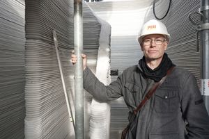  Thomas Wieckhorst, Chefredakteur der bauhandwerk, im Treppenhaus des zurzeit im 3D-Druckverfahren aus Beton in Beckum entstehenden Einfamilienhauses  Foto: Benedikt Kraft / DBZ Kontakt: 05241/801040, thomas.wieckhorst@bauverlag.de 