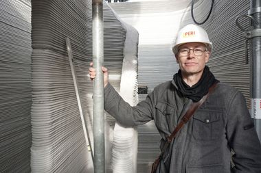 Thomas Wieckhorst, Chefredakteur der bauhandwerk, im Treppenhaus des zurzeit im 3D-Druckverfahren aus Beton in Beckum entstehenden Einfamilienhauses  Foto: Benedikt Kraft / DBZ Kontakt: 05241/801040, thomas.wieckhorst@bauverlag.de