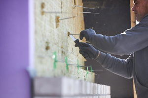  Kunststoffscheiben, die auf die Mauerwerksanker aus Edelstahl geschoben werden, dienen der Lagesicherung der Steinwolle-Dämmplatten 