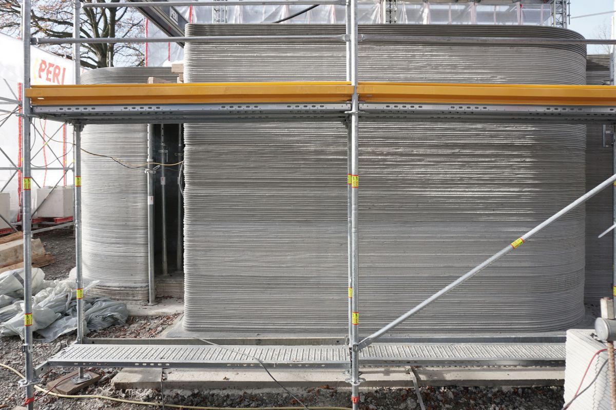 Hintergrundfoto: Neben den Fenstern wurden kleine Teilflächen der Fassade mit Schmuckstrukturen gedruckt