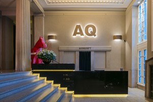  Der Tresen im Foyer des Hyatt Houses. Eine siebenstufige Treppe führt über das Vestibül in das zentrale, tonnengewölbte Treppenhaus 