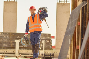  Auf vielen Baustellen wird heute erwartet, dass Beschäftigte mindestens eine Warnweste tragen. Für deren Sauberkeit und Schutzwirkung sorgt der Textilservice von MEWA Foto: MEWA 