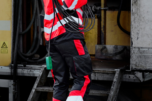  Hohe Sichtbarkeit ist nicht ausschließlich an Hi-Vis-Gelb oder Orange gebunden. Für einen modernen Auftritt kombiniert Engel Workwear in seiner Safety-Kollektion auch HiVis-Rot mit Schwarz Foto: F Engel 