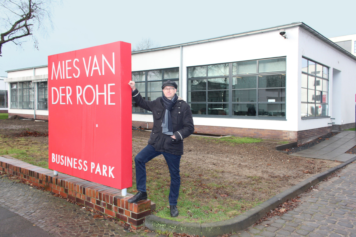 Thomas Wieckhorst, Chefredakteur der bauhandwerk, vor einem Gebäude der Moderne von Mies van der Rohe in Krefeld Foto: Thomas Schwarzmann Kontakt: 05241/801040, thomas.wieckhorst@bauverlag.de