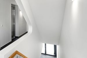  Der monolithische Eindruck der Trennwände im Treppenhaus entsteht durch die besondere Formgebung und eine professionelle Verarbeitung der robusten Hybridbeplankung 