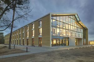  Der Neubau der Unternehmenszentrale auf dem Alnatura-Campus in Darmstadt entstand nach Plänen des Büros haas cook zemmrich aus kerngedämmten Stampflehmelementen Foto: Roland Halbe 