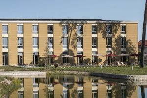  Der Neubau der Unternehmenszentrale auf dem Alnatura-Campus in Darmstadt zeigt mit seiner frei bewitterten Stampflehmfassade schon von weitem an, dass es sich hier um ein nach ökologischen und baubiologischen Gesichtspunkten errichtetes Gebäude handelt Fo 