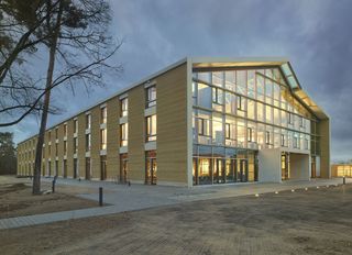 Der Neubau der Unternehmenszentrale auf dem Alnatura-Campus in Darmstadt entstand nach Plänen des Büros haas cook zemmrich aus kerngedämmten Stampflehmelementen Foto: Roland Halbe