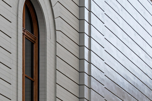  Die Fassade des Erweiterungsbaus ist nicht aus Stein, sondern aus Holz 