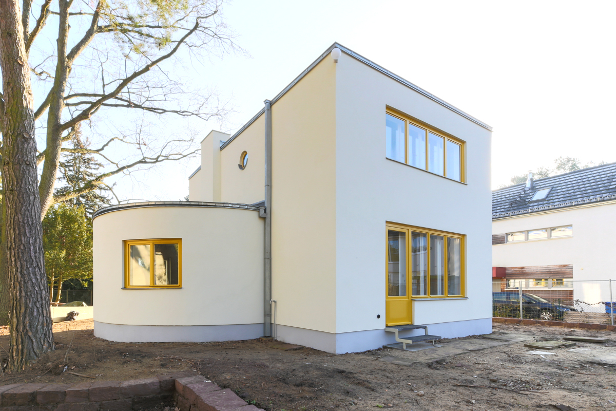 Mit der vor einem Jahr abgeschlossenen Sanierung des Hauses Pungs in Kleinmachnow bei Berlin wurde das ursprüngliche Aussehen eines wenig bekannten Haus der Moderne aus den frühen 1930er Jahren wiederhergestellt Foto: Florian Höll / Müller-Stüler und Höll