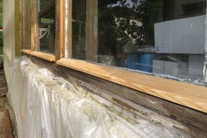  Die Tischler setzten die Fenster instand und ergänzten fehlende Flügel baugleich zum Bestand 