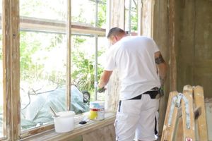  Die aufgearbeiteten Holzfenster wurden außen nach Farbbefund in einem warmen Gelbton und innen weiß lackiert Fotos: Florian Höll / Müller-Stüler und Höll 