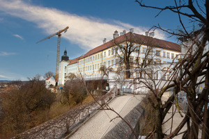  Die festungsähnliche Anlage stellte die Baustellenlogistik vor besondere Herausforderungen. Es mussten äußerst enge Zufahrten und schmale Tordurchbrüche berücksichtigt werden 