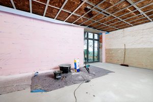  Nach der Montage der Dämmplatten wurde zur Verbesserung der Haftfähigkeit die gesamte Dämmfläche mit der zum System gehörenden Grundierung vorbehandelt  Fotos: Knauf Performance Materials / Ekkhard Reinsch 