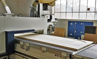 Die Holzlamellen fräste die Georg Schrepfer GmbH mit einer CNC-Maschine aus Fichte-Leimholzplatten