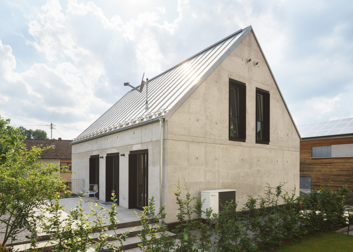 Das Einfamilienhaus aus Infraleichtbeton wurde in Pfaffenhofen im Mai vergangenen Jahres nach Plänen des Architekten Michael Thalmair fertiggestellt Fotos: Sebastion Schels