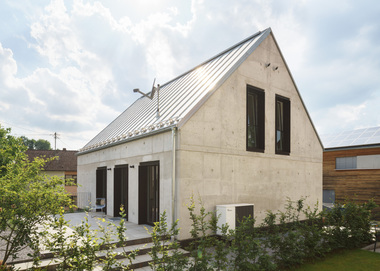 Das Einfamilienhaus aus Infraleichtbeton wurde in Pfaffenhofen im Mai vergangenen Jahres nach Pl?nen des Architekten Michael Thalmair fertiggestellt Fotos: Sebastion Schels