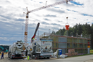  Die Mischung des Betons erfolgte vor Ort auf der Baustelle durch das mobile Betonwerk Fotos (2): Holcim 