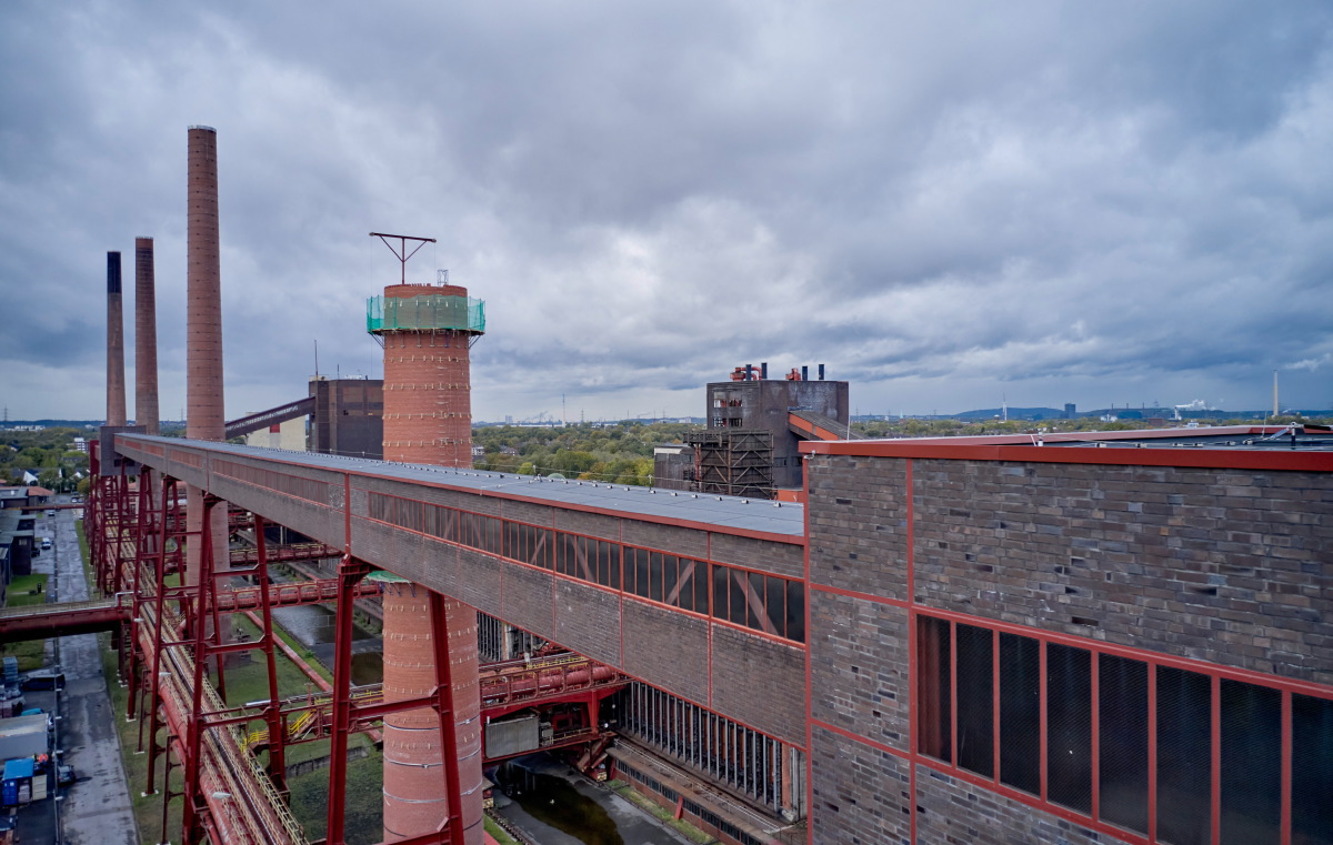 Mit seinen imposanten Schornsteinen ist das UNESCO-Welterbe Zollverein Wahrzeichen der Stadt Essen