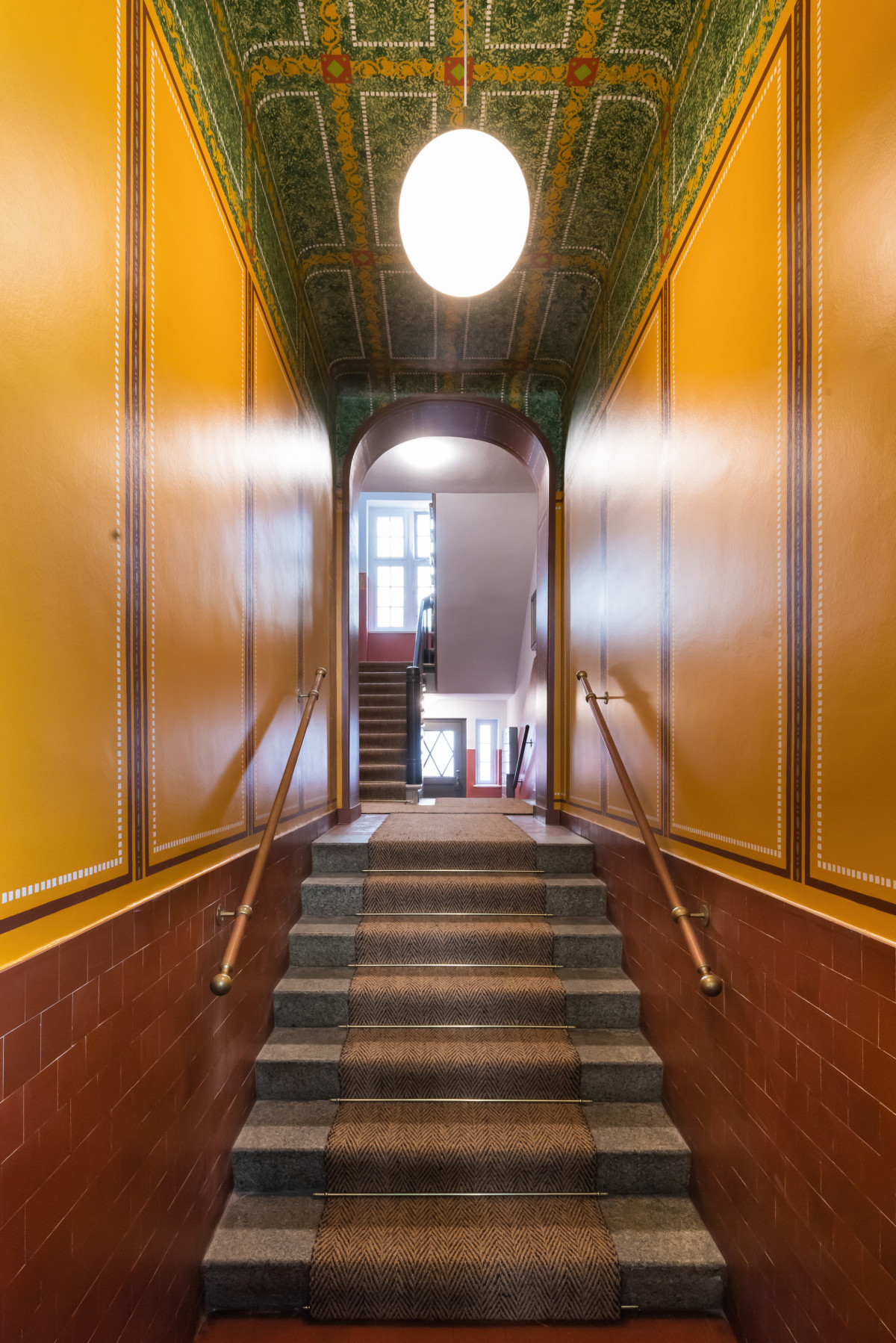 Im Zuge der Sanierung erhielten die Treppenhäuser in der Max-Koska-Straße 8 und 11 in Berlin ihre ursprüngliche, historische Farbgestaltung zurück