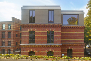  Auf das Kontorgebäude der ehemaligen Celluloidfabrik in Leipzig an der Ecke Holbeinstraße / Stieglitzstraße setzte das Büro Knoche Architekten einen monolithisch wirkendes Wohngeschoss Foto: Knoche Architekten / Roland Halbe 