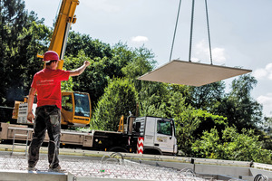  Die Bauteile aus wasserundurchlässigem Beton werden industriell vorgefertigt, just in time angeliefert, montiert und verfüllt.  