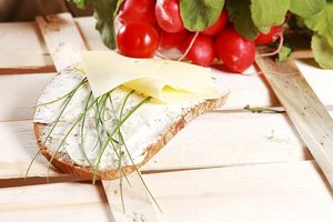  Frische Kräuter auf dem Butterbrot, dazu Gemüse und Käse: Eine gesunde Mahlzeit auf der Baustelle 