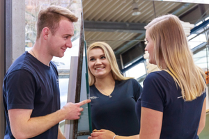  Cecile Höllmüller (23) entschied sich nach dem Fachabitur für ein Praktikum im Glaserhandwerk  