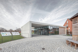  Sichtbeton, Glas und Holz prägen die äußere Erscheinung des neuen Empfangsgebäudes.  
