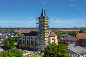  Der Turm der Kirche St. Stephan des Hart-heimer Ortsteils Bremgarten wurde bis zur Traufhöhe in über 25 m Höhe mit „ Peri Up Easy“ eingerüstet 