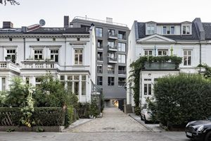  Aus zweiter Reihe lugt der umgenutzte Bunker im Hamburger Stadtteil Ottensen zwischen die klassizistischen Wohnhäusern hindurch Foto: Roland Borgmann Fotografie 