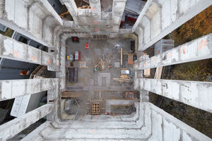  Blick von oben in den ausgehöhlten und aufgeschnittenen Bunker: am Ende blieben acht relativ schmale Wandstücke wie sehr hohe, schmale Pfeiler stehen Fotos: Sebastian Schröder 