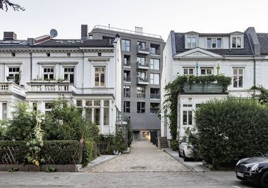 Aus zweiter Reihe lugt der umgenutzte Bunker im Hamburger Stadtteil Ottensen zwischen die klassizistischen Wohnh?usern hindurch Foto: Roland Borgmann Fotografie