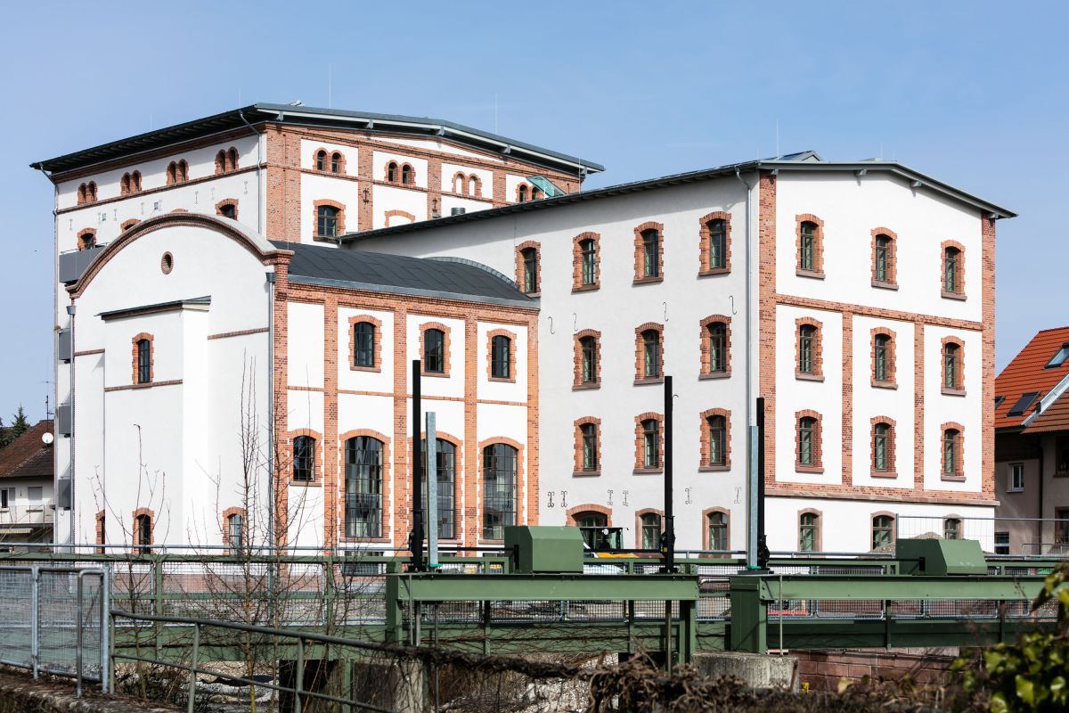 Rathaus Im historischen Mühlengebäude an der Alten Kinzig in Willstätt befindet sich heute das Rathaus