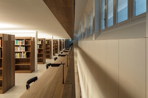  Durch die schwebende Geschossdecke wirkt die Architektur der Bibliothek leicht und elegant 