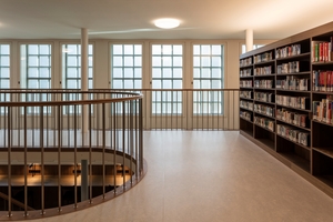  Die furnierten Bücherregale der Luzerner Zentral- und Hochschulbibliothek sind robust, ökologisch und zeitlos Fotos: Roser 