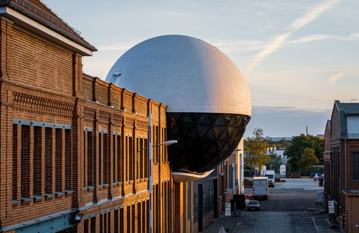 Betonkugel Von Star Architekt Oscar Niemeyer Am Alten Kesselhaus Der Leipziger Kriow Werke Bauhandwerk