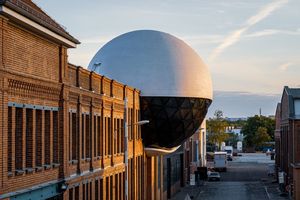  Fertig gestellt: Die Niemeyer Sphere in Leipzig besteht aus zwei Halbschalen aus Beton, bei denen ober- und unterhalb des Kugeläquators Flächen freigelassen sind, die mit dreieckigen Fenstern aus Flüssigkristallglas geschlossen wurden Fotos (2): www.schwe 