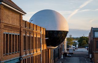 Fertig gestellt: Die Niemeyer Sphere in Leipzig besteht aus zwei Halbschalen aus Beton, bei denen ober- und unterhalb des Kugeläquators Flächen freigelassen sind, die mit dreieckigen Fenstern aus Flüssigkristallglas geschlossen wurden Fotos (2): www.schwe