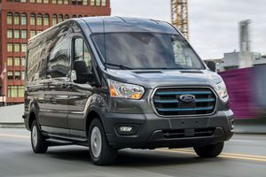 Der Akku des Ford E-Transit sorgt mit einer Kapazität von 67 KWh für eine Reichweite von bis zu 350 km 