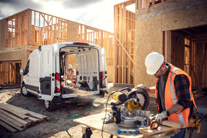  Eine bordeigene Energieversorgung verwandelt den E-Transit in eine mobile 2,3 KWh-Stromquelle, um Handwerker bei der Verwendung von elektrischen Werkzeugen und beim Aufladen von Geräten auf der Baustelle zu unterstützen Fotos: Ford 